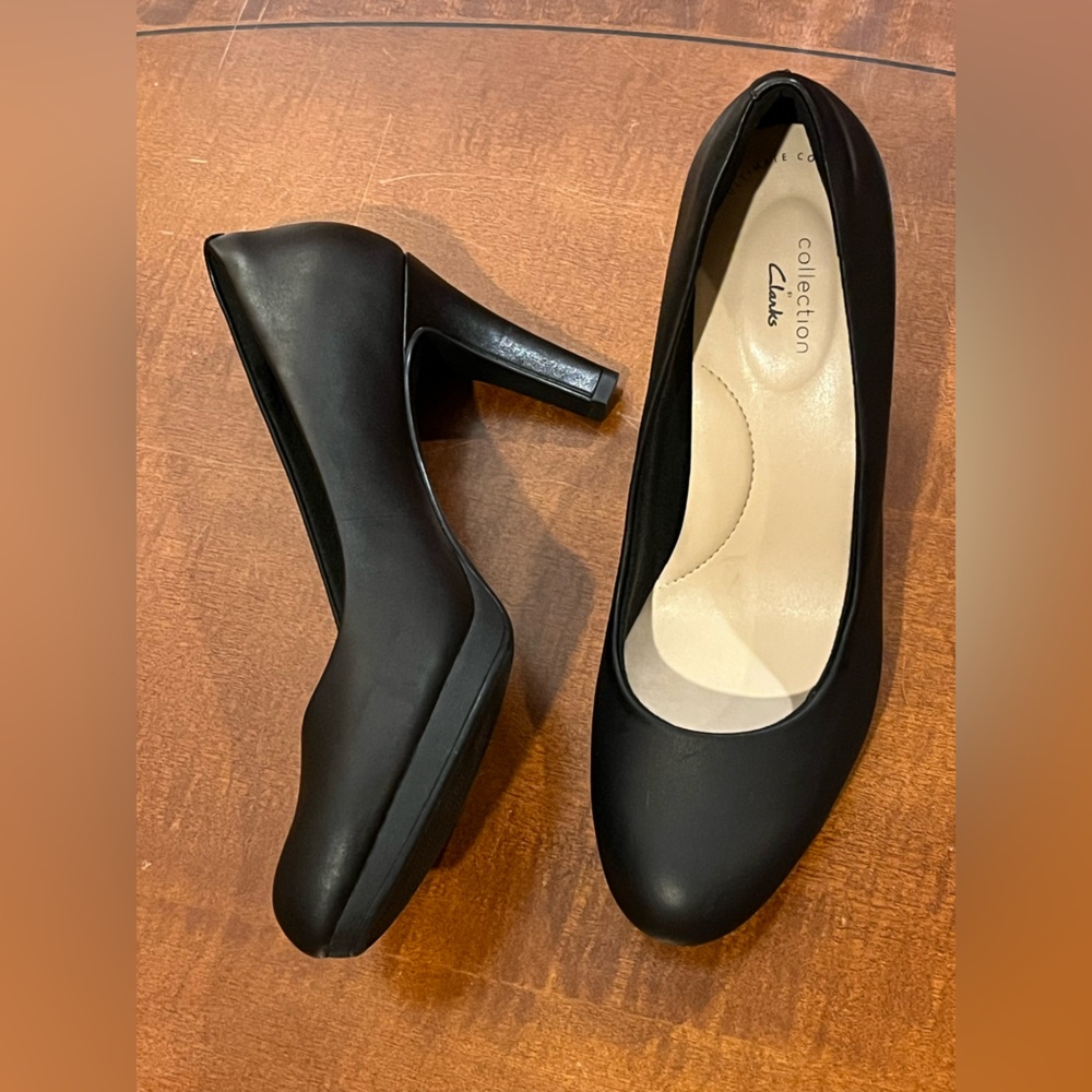 Clarks Ultimate Comfort heels/ pumps. Cushioned insole, arch support. Black. 9 - Picture 4 of 15